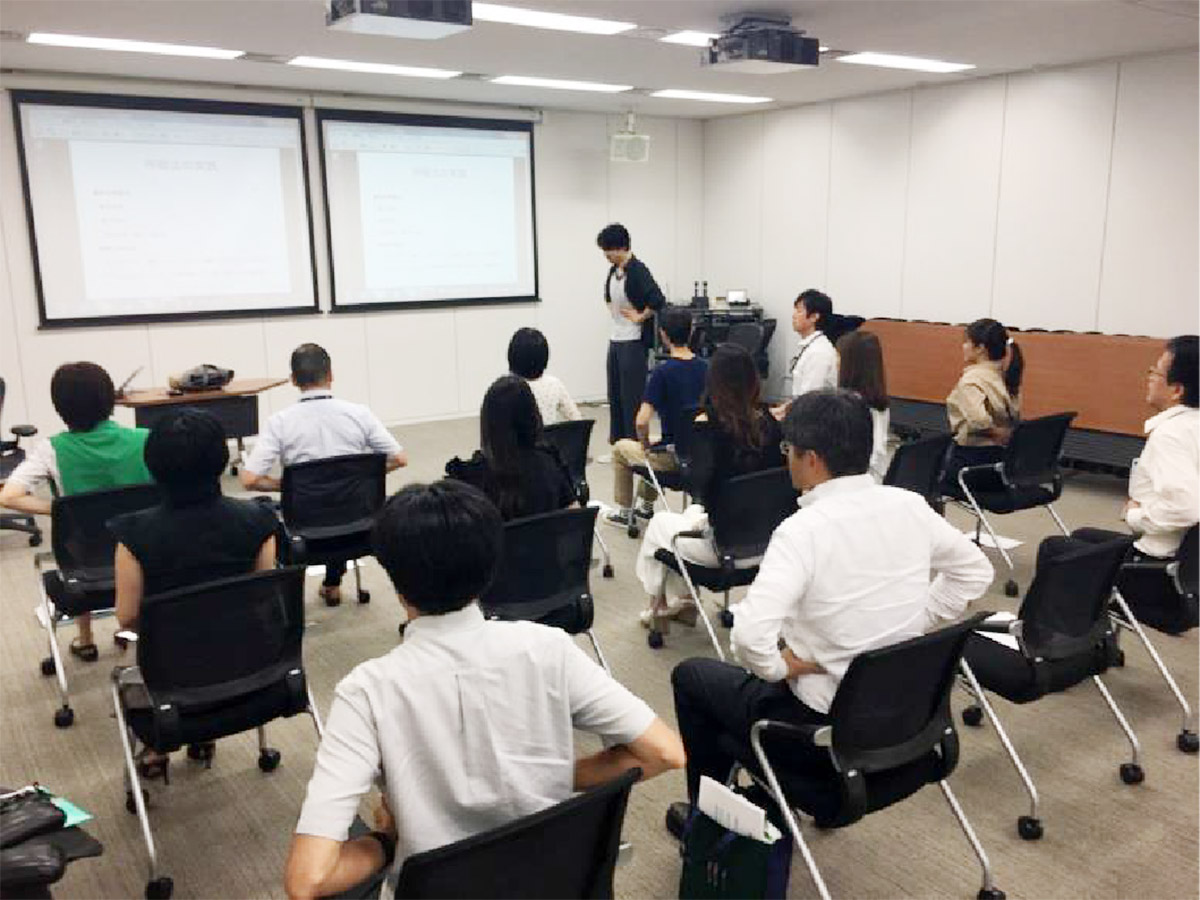 オフィスヨガ チェアヨガ姿勢改善の出張レッスン