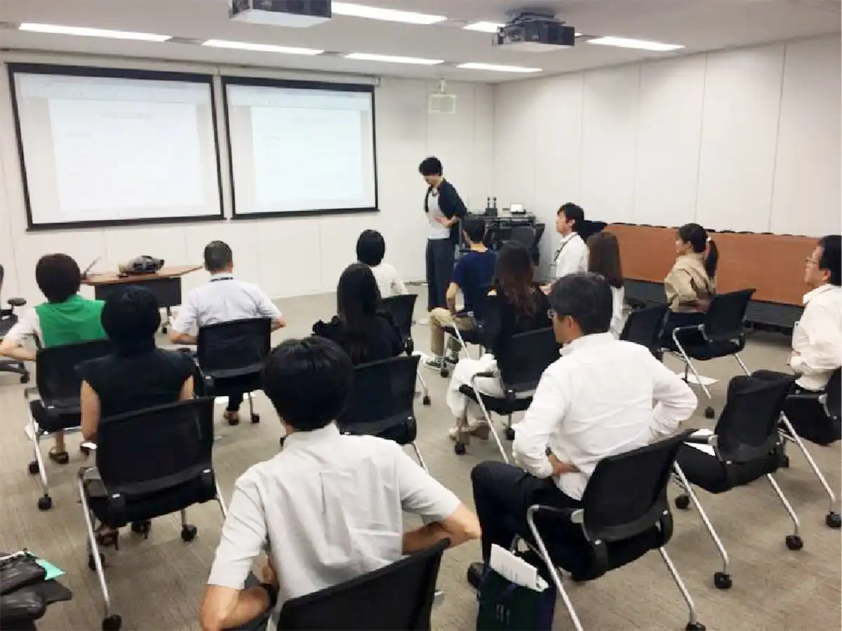 オフィスヨガ チェアヨガ姿勢改善の出張レッスン